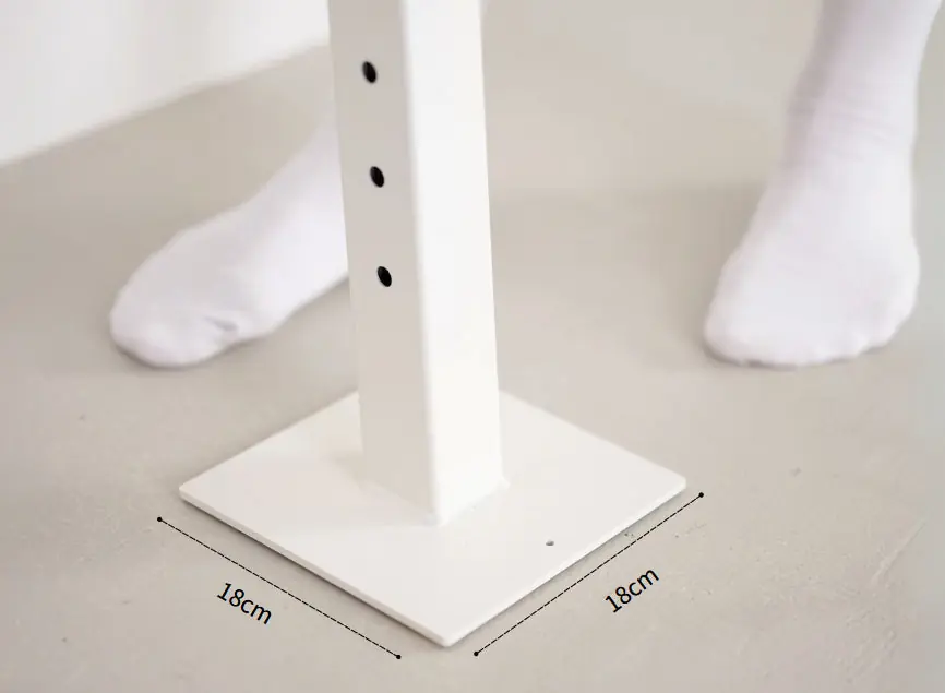 KENSUI kakuの床側ベースプレート。設置面積は18cm×18cm